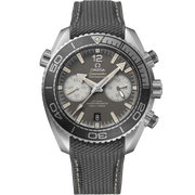 Quadrante grigio gunmetal sabbiato dell’Omega Seamaster Planet Ocean 600M 45,5 mm con contatori cronografi, indici in PVD acciaio e dettagli beige Super-LumiNova